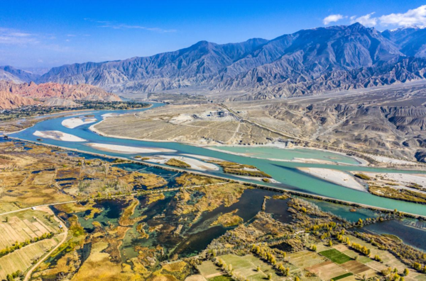 Photo taken on Oct. 17, 2021 shows the Yellow River in Guide county, Hainan Tibetan autonomous prefecture, northwest China's Qinghai province. (Photo by Xue Jun/People's Daily Online)