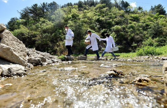 Doctors of a clinic in Mangshikou township, Zhulu county, Zhangjiakou, north China's Hebei province pay home visits, May 14, 2022. (Photo by Chen Xiaodong/People's Daily Online)