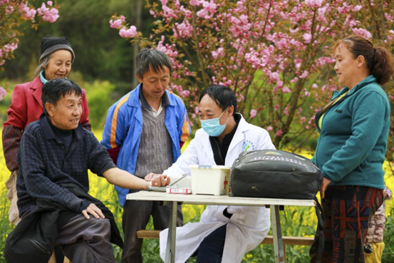 Photo taken on March 22, 2022 shows villagers going to a free clinic given by doctor He Wei, who works at a clinic in Xiaoshuijing village, Yuduo township, Qianxi, southwest China's Guizhou province.(Photo by Zhou Xunchao/People's Daily Online)