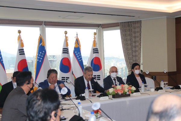 First Deputy Chairman Sodik Safoev of the Senate of the Oliy Majlis (third from right) speaks at a meeting with Korean representatives from various segments of Korean society at a meeting at Lotte Hotel in Seoul on July 20, 2022.