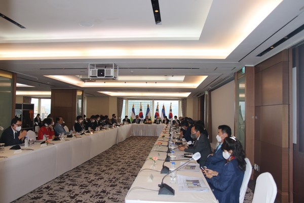A round table with Uzbek representatives and Korean guests from all works of life, esepcially business leaders.
