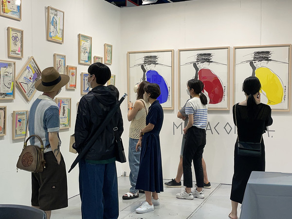 지난 21일부터 24일까지 서울 강남구 코엑스에서 열린 ‘어반브레이크2022’를 방문한 관람객들이 전시된 작품을 살펴보고 있다.