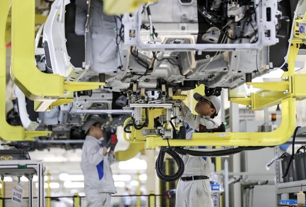 Worker assemble vehicles at an intelligent general assembly workshop of Cowin Auto in Sanjiang New Area, Yibin, southwest China's Sichuan province, July 9, 2022. (Photo by Zhuang Ge'er/People's Daily Online)