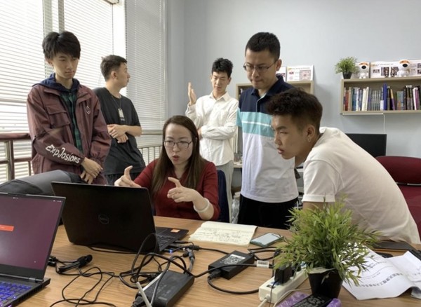 Members of the R&D team discuss development issues. (Photo courtesy of the Technical College for the Deaf, Tianjin University of Technology)