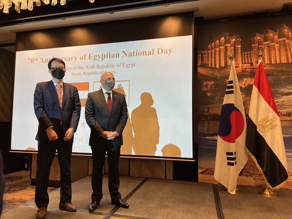Ambassador Khaled Abdel Rahman of Egypt (right) poses with Director General Kim Jang Hyun of the Ministry of Foreign Affairs for African and Middle East Affairs stand at attention as the National Anthems of the two countries are presented.