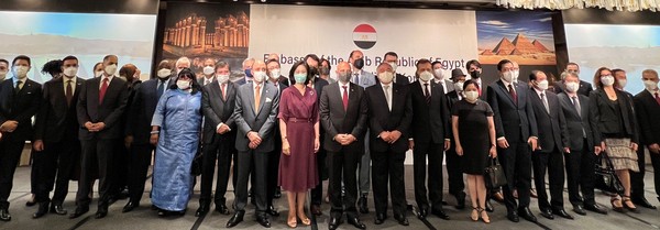 Ambassador Rahman of the Egypt (eighth from right, foreground) with ambassadors of many other countries at the reception at the Four Seasons Hotel Seoul on July 22.
