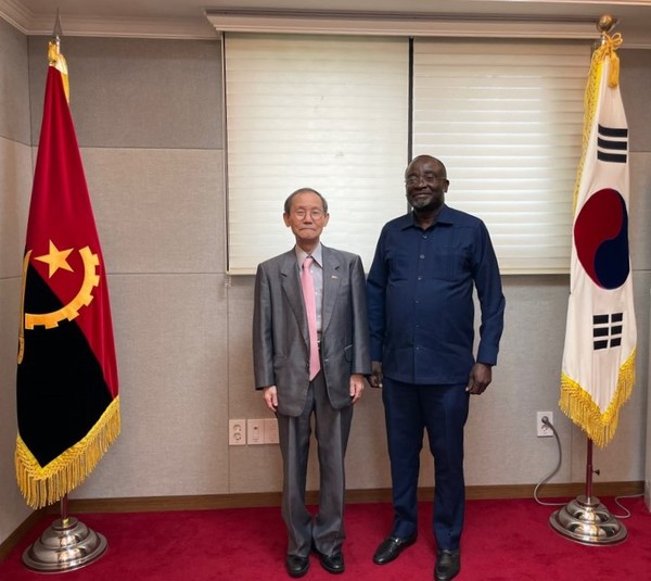 Director General Canga Xiaquivulia of the Geological Institute of the Republic of Angola (right) poses with Publisher-Chairman Lee Kyung-sik of The Korea Post media, publisher of 3 English and 2 Korean-language news publications since 1985.