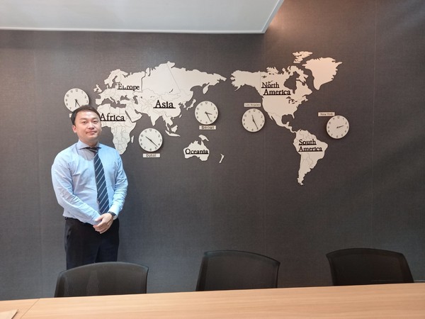 CEO Han Ki-soo of Neo Cremar poses in front of the world map. New Cremar exported its products to 13 countries, with an export volume of $3.13 million in 2021.