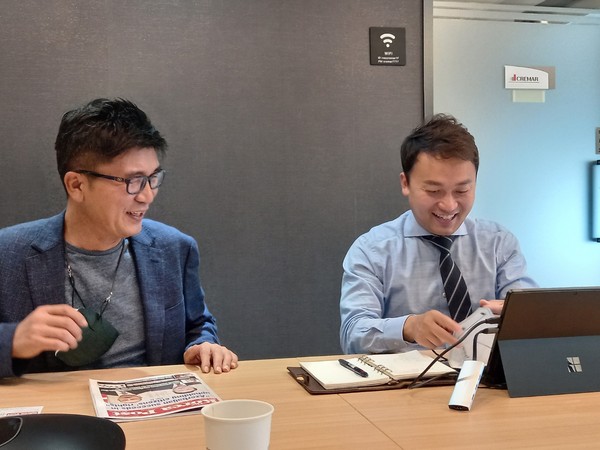 CEO Han Ki-soo of Neo Cremar (right) and Vice Chairman Choi Young-hun of Daeho AL, an affiliate of Neo Cremar, answer questions asked by The Korea Post reportorial team.