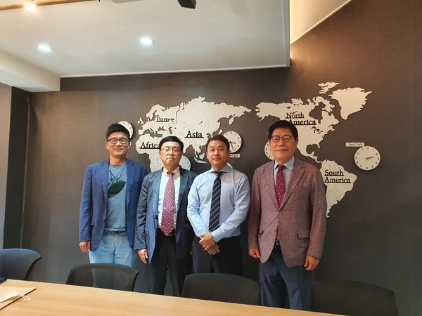 CEO Han Ki-soo of Neo Cremar (third from left) and Vice Chairman Choi Young-hun of Daeho AL, an affiliate of Neo Cremar, (left) take a commemorative photo with Vice Chairman Song Na-ra (right) asnd Managing Editor Kevin Lee of The Korea Post after holding an interview.