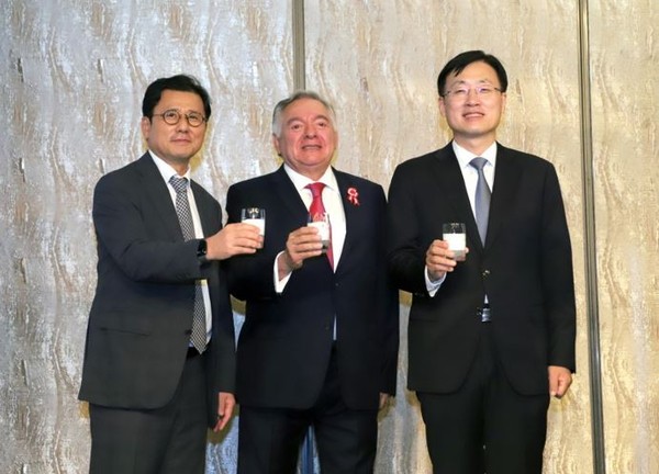 Ambassador Matute-Mejía of Peru is flanked on the right by Vice Minister Kim Hyung-du of the Ministry of National Court Administration of Korea and President Lee Kyung of SCL.