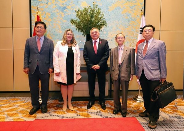Ambassador Matute-Mejía of Peru and Mrs. Matute-Mejia (center and second from left) pose with the editorial team of The Korea Post media, namely Publisher-Chairman Lee Kyung-sik and Managing Editor Lee Kap-soo (fourth and fifth from left, respectively). At far left is Vice Chairman Song Na-ra of The Korea Post.