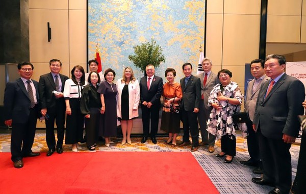 Ambassador and Mrs. Matute-Mejía of Peru (eighth and seventh from left) pose with Korean and international guests.