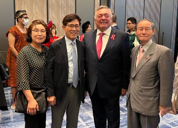 Ambassador Matute-Mejía of Peru (third from left) poses with Publisher-Chairman Lee Kyung-sik of The Korea Post (right) and President and Mrs. Kim Hyung-dae of The Korea Post (third and fourth from right, respectively).