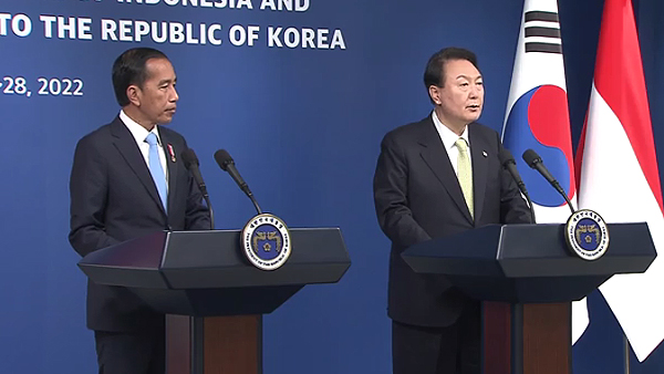 President Yoon Suk-yeol (right) and Indonesian President Joko Widodo hold a joint press conference in Seoul on July 28.