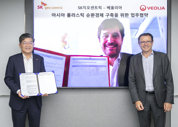 Na Kyung-soo, CEO of SK Geo Centric (left) and Herve Peneau, CEO & Representative Director of Veolia Korea take a commemorative photo at the MOU signing ceremony on July 22, 2022.