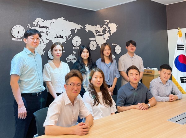 CEO Han Ki-soo of Neo Cremar (third from left in front row) poses with staff members of the company’s Business Team in front of the world map at the company’s headquarters in Garak-dong, Songpa-gu, Seoul.