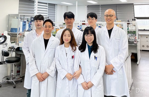 Neo Cremar researchers take a commemorative photo at the company’s laboratory.