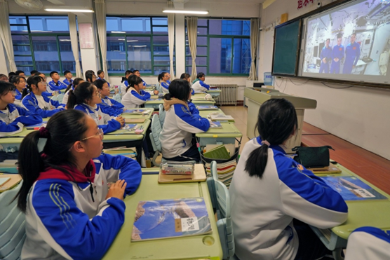 Students from Fushan No. 1 High School, the alma mater of Chinese astronaut Wang Yaping in Yantai, east China's Shandong province, watch the first live class held from China's space station, Dec. 9, 2021. (Photo by Tang Ke/People's Daily Online)