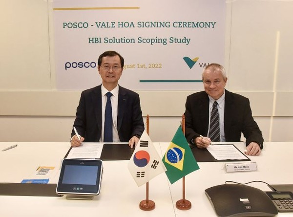 포스코 이주태 구매투자본부장(왼쪽)과 발레 루이즈 메리즈(Luiz Meriz) 글로벌 철광석 판매 본부장(오른쪽)이 8월 1일 브라질 리우데자네이루에 위치한 발레 본사에서 저탄소 HBI 생산 추진을 위한 공동 연구 업무협약을 체결했다.