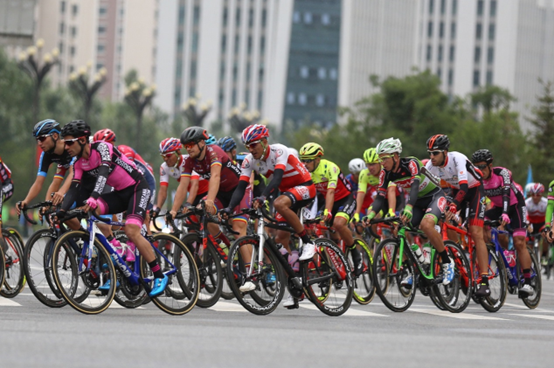 Riders compete in the second stage of the 17th Tour of Qinghai Lake international cycling race. (Photo by Cao Zhizheng/People's Daily)