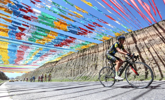 Photo shows riders cycling in a section between Guide and Longyangxia during the 17th Tour of Qinghai Lake international cycling race. (Photo by Cao Zhizheng/People's Daily)