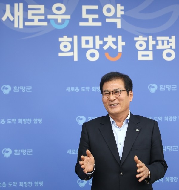 Governor Lee Sang-ik of Hampyeong-gun County of the Jellanam-do Province jesticulates stressing the importance of making new endeavors and making a high jump. The Korea Post has opened its local office in Hampyeong for the expansion of dissemination of news to the local communities in Korea.