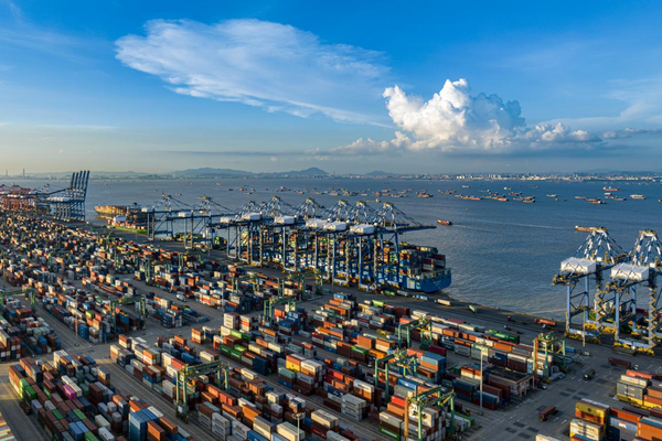 Photo shows a busy terminal at a port in Nansha district, Guangzhou, south China's Guangdong province, July 10, 2022. (Photo by Wei Jinsong/People's Daily Online)