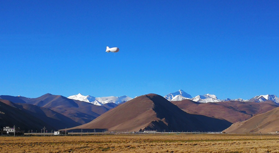 "Jimu-1" No. 3 airship platform flies over Mount Qomolangma during China's second scientific research survey on the Qinghai-Tibet Plateau. The airship is equipped with multiple scientific devices. (Photo courtesy of the Institute of Tibetan Plateau Research, Chinese Academy of Sciences)
