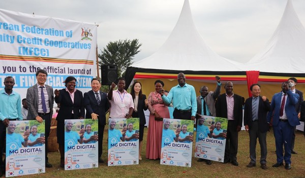 현지 시간 8월 4일. 새마을금고 및 우간다 현지 관계자들이 우간다 새마을금고 디지털 금융시스템 론칭을 축하하며 기념촬영하고 있다.