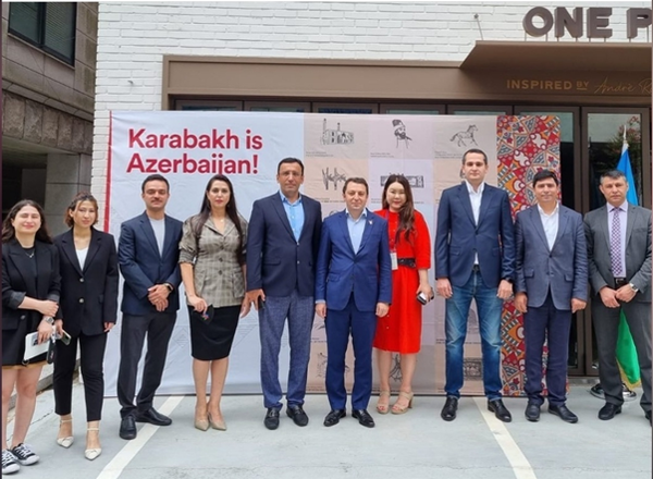 Ambassador Ramzi Teymurov of Azerbaizan in Seoul and Chairperson Kim Ji-young of  Global Culture & Economy Link (GCEL) Association (fifth and seventh from left, respectively) pose with other guests at the World Coffee & Tea Day event on July 23, 2022 at One Poche, a social salon located in Dogok-dong, Gangnam-gu, Seoul.