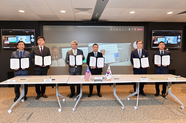 Representatives of six industry leaders in Korea sign a Memorandum of Understanding (MOU) with PETRONAS to jointly develop the Shepherd CCS Project.