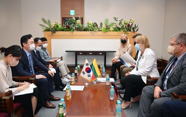 Deputy Trade Minister Jeong Dae-jin (second from left) meets with Lithuania's Vice Economy Minister Jovita Neliupsiene (second from right)  at the Government Complex Seoul on Aug. 4.