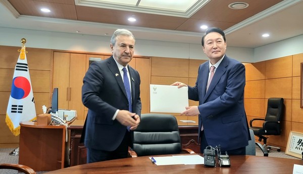 The-then newly elected President Yoon Suk-yeol (right) receives a Congratulatory Letter from the President of Uzbekistan, Mr. Shavkat Mirziyoyev, through First Deputy Chairman Sodiq Safoev of the Senate of the Oliy Majlis of Uzbekistan (right) on May 9, 2022.