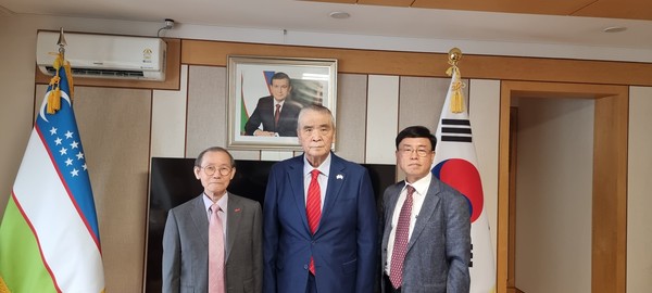 Ambassador Vitaliy Fen of Uzbekistan in Seoul is flanked on the left by Publisher-Chairman Lee Kyung-sik of The Korea Post media and Managing Editor Kevin Lee at the Embassy of Uzbekistan at the time of an interview.