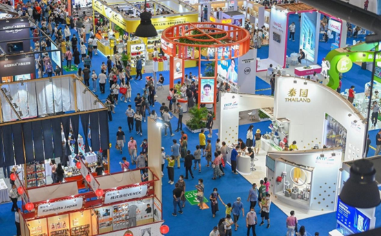 People visit an international comprehensive exhibition area at the second China International Consumer Products Expo, July 28, 2022. (Photo by Zhang Junqi/People's Daily Online)