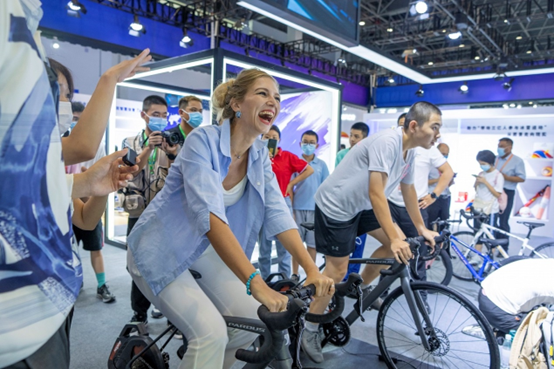 Visitors experience cycling at the second China International Consumer Products Exp, July 28, 2022. (Photo by Yuan Chen/People's Daily Online)