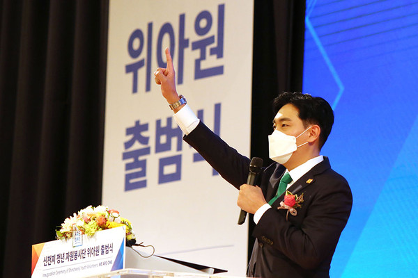 Chairman Hong Joon-soo of Shincheonji National Youth Service Corps speaks at the ‘We Are One’ meeting.