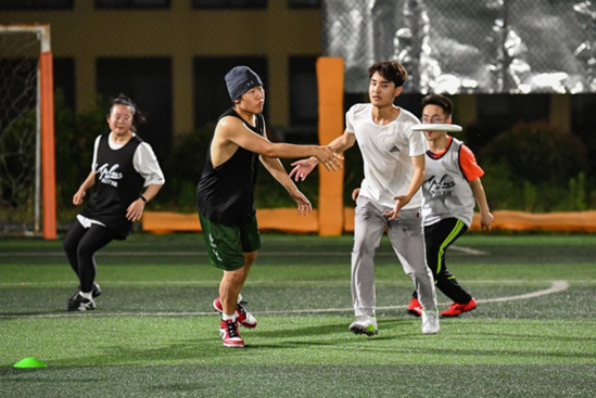 Ultimate Frisbee has been gaining traction in Heifei, east China's Anhui province. Photo shows Hefei citizens playing Ultimate Frisbee in a soccer park. (Photo by Yuan Bing/People's Daily Online)