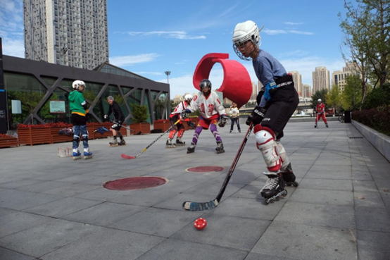 Citizens play inline hockey on a square in Shenyang, northeast China's Liaoning province, Oct. 5, 2021. (Photo by Huang Jinkun/People's Daily Online)