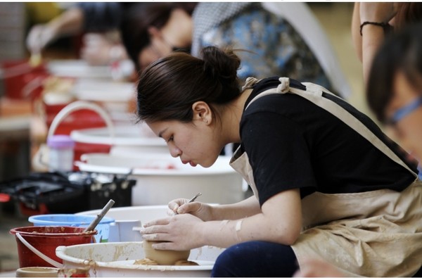 A student learns pottery making at the Xianghu campus of Jingdezhen Ceramic University, east China's Jiangxi province. (Photo by Xu Zheng/People's Daily Online)
