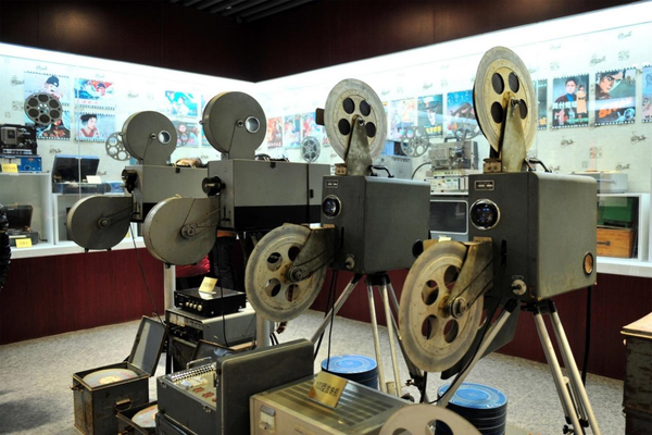 Photo shows film projectors collected by a folk museum in Yichang, central China's Hubei province. (Photo by Zhang Guorong/People's Daily Online)