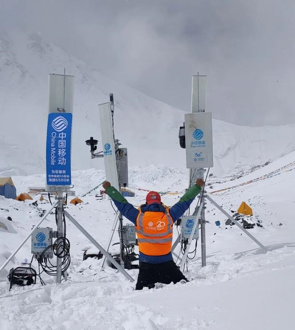 Chinese telecommunication carrier China Mobile builds a 5G station at an altitude of 6,500 meters on Mount Qomolangma, southwest China's Tibet autonomous region, April 2020. It is the world's highest 5G base station. (Photo courtesy of China Mobile)