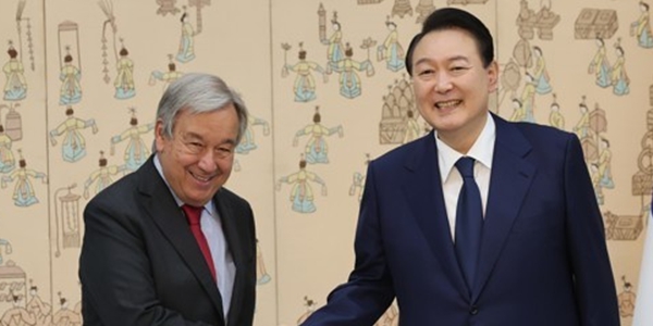 President Yoon Suk-yeol (right) shakes hands with the visiting United Nations Secretary General Antonio Guterres in Seoul on Aug. 12.