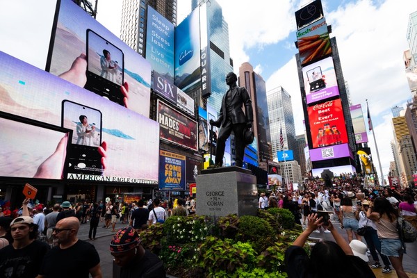 During Galaxy Unpacked 2022, digital films featuring “Yet To Come (The Most Beautiful Moment)” by BTS and “Over the Horizon 2022 by SUGA of BTS” debuted at Times Square, New York