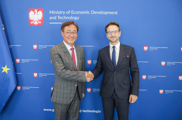 Vice Chairman Kim Jun of SK Innovation (left) and Polish Minister Waldemar Buda of Economic Development and Technology, take pictures at the office of the Ministry of Economic Development and Technology, Warsaw, Poland on Aug. 9 (local time).