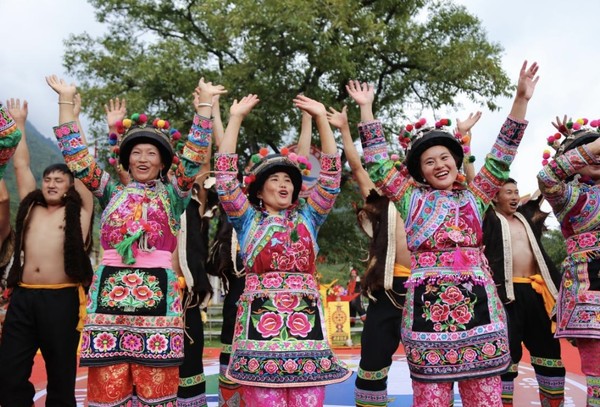 People are dancing at a ceremony held in Guangming village, Yangbi Yi autonomous county, Dali Bai autonomous prefecture, southwest China's Yunnan province to pray for the harvest of walnuts, Sept. 1, 2018. (Photo by Li Faxing/People's Daily Online)