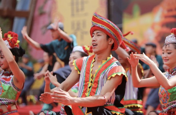 A man performs at the opening ceremony of a walnut festival held in Guangming village, Yangbi Yi autonomous county, Dali Bai autonomous prefecture, southwest China's Yunnan province, Sept. 1, 2017. (Photo by Li Faxing/People's Daily Online)