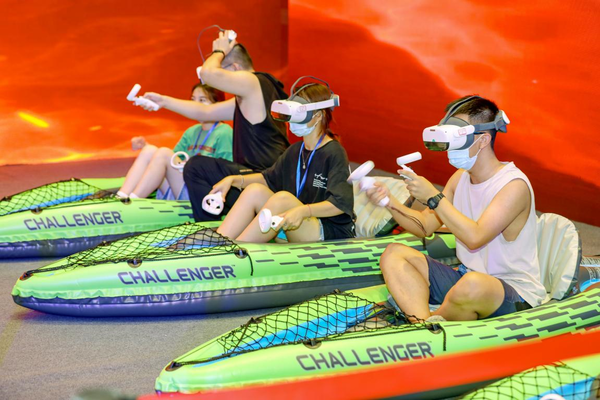 Citizens experience e-sports interactive game at a theater in Fuzhou, capital of southeast China’s Fujian Province, July 18, 2022. (People’s Daily Online/Xie Guiming)