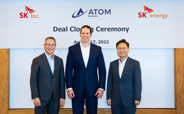 (From left) Head Kim Moo-hwan of SK Inc.'s Green Investment Center, CEO Ryan Kennedy of Atom Power and Head Kang Dong-soo of SK Energy's S&P promotion team are taking a commemorative photo for the SK’s takeover of Atom Power on Aug. 17.
